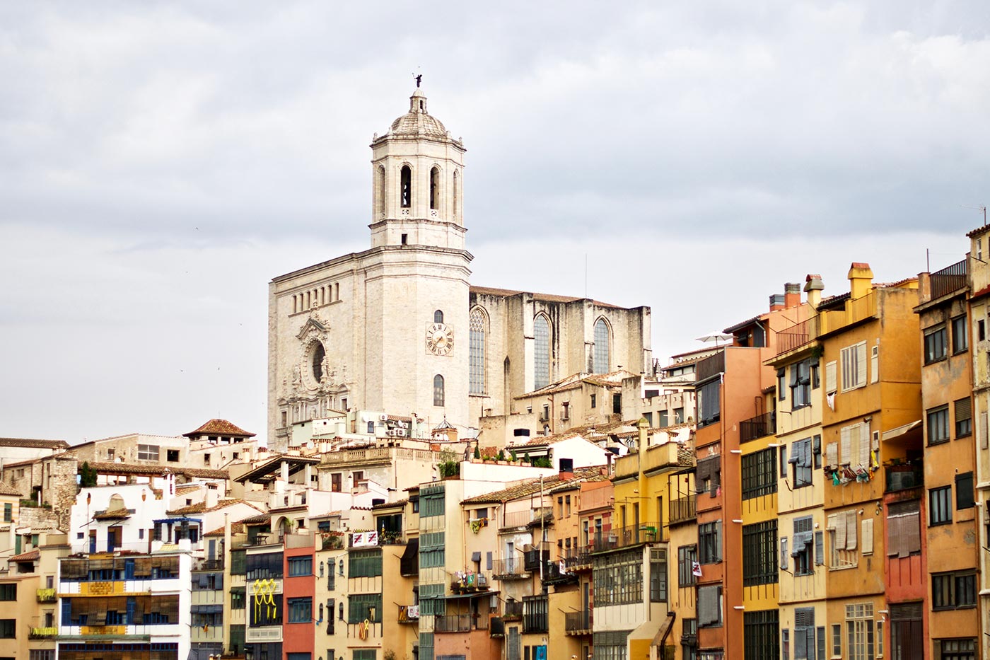 Stadsaanzicht Girona.