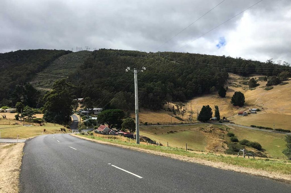 Binnenweg Tasmanië met uitzicht